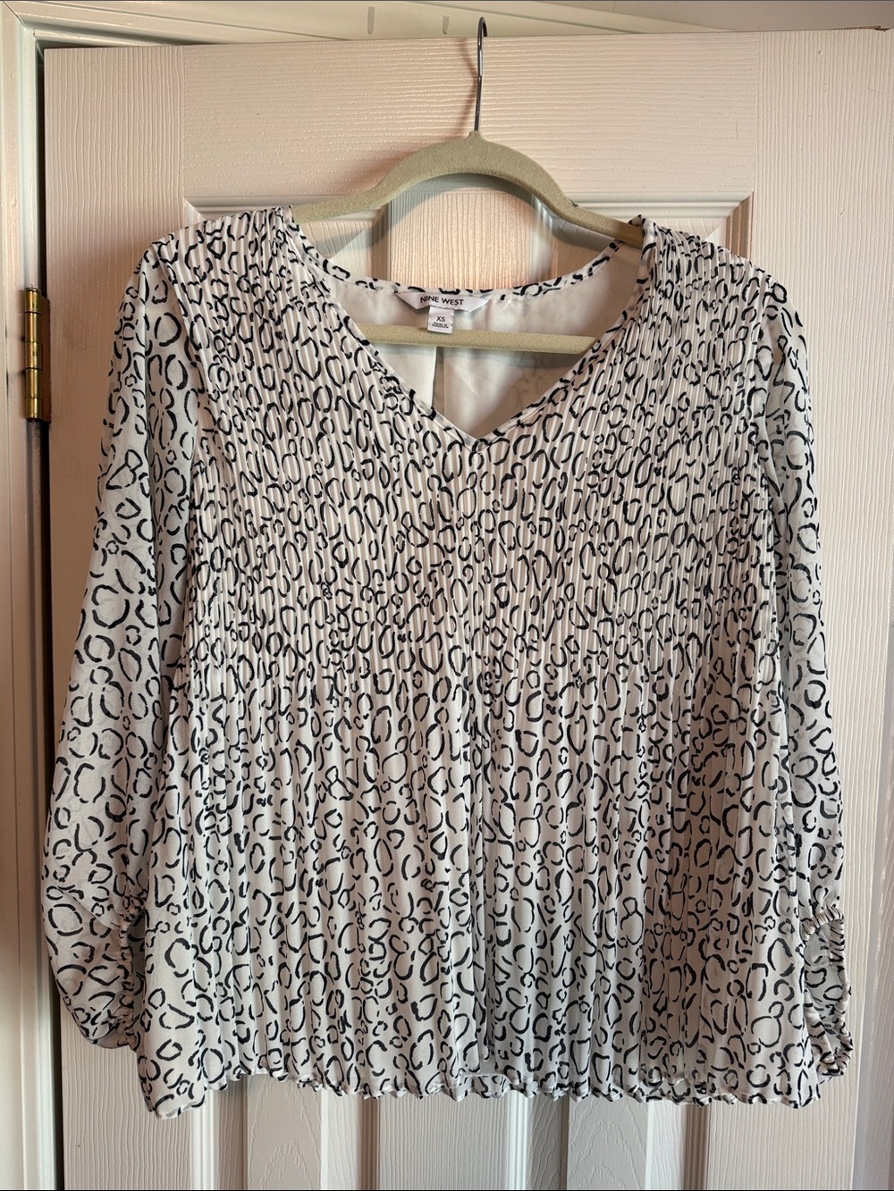 Nine West Navy & White Pleated V-Neck Printed Top